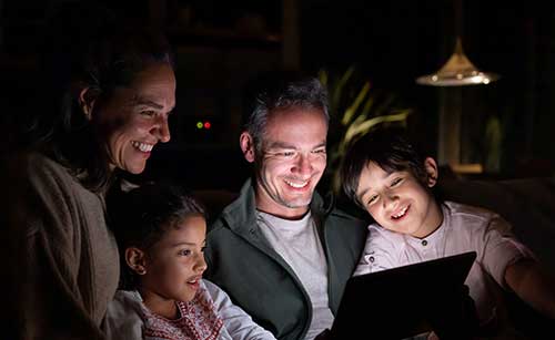 Familia transmitiendo películas en su tableta